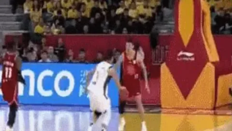 诺丁汉森林角球战至逆转，米伦科维奇蝎摆绝杀得分